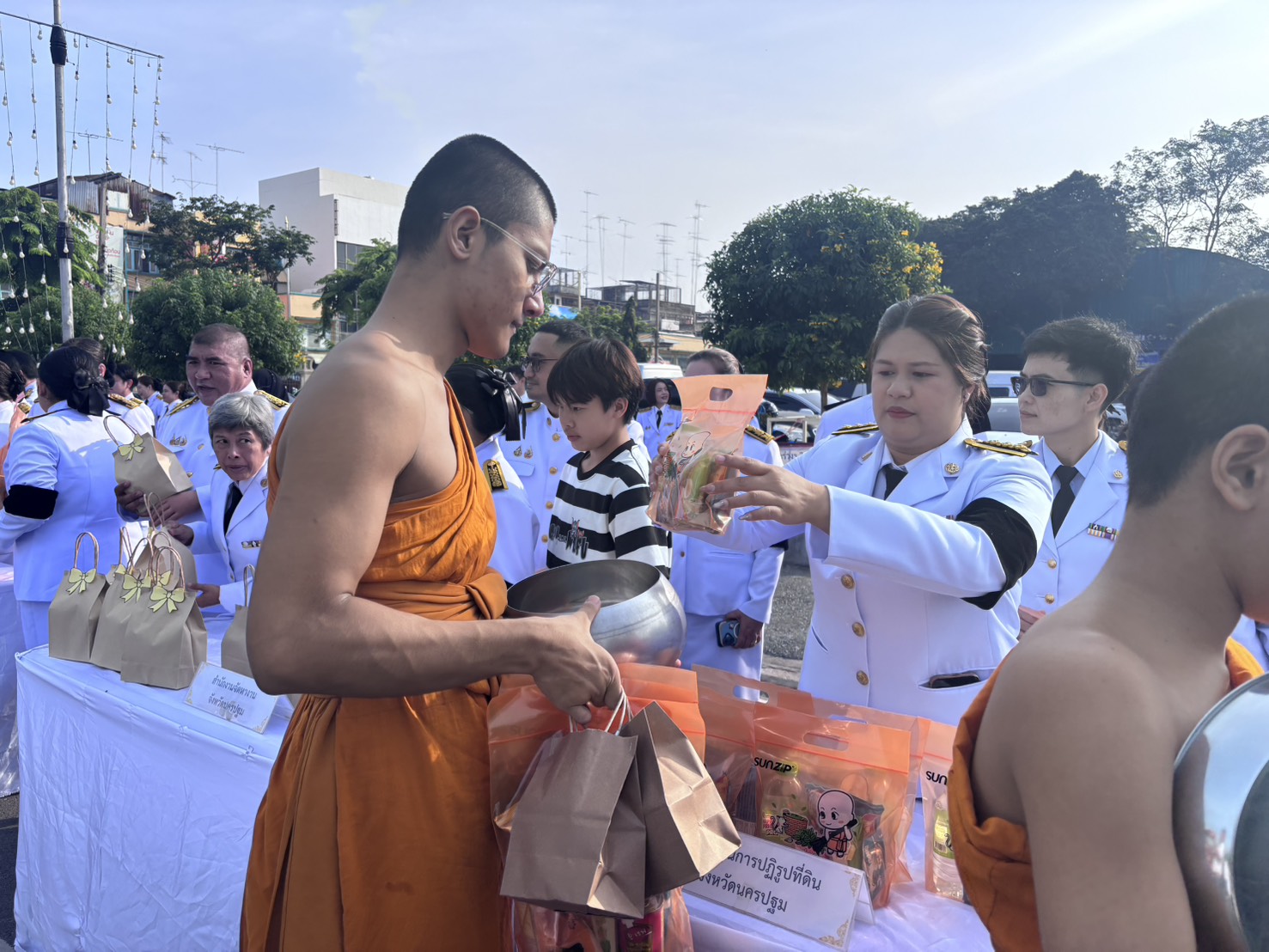 title - พิธีสวดพระพุทธมนต์ พิธีทำบุญตักบาตร และพิธีวางพวงมาลา เนื่องในวันนวมินทรมหาราช ประจำปี 2569